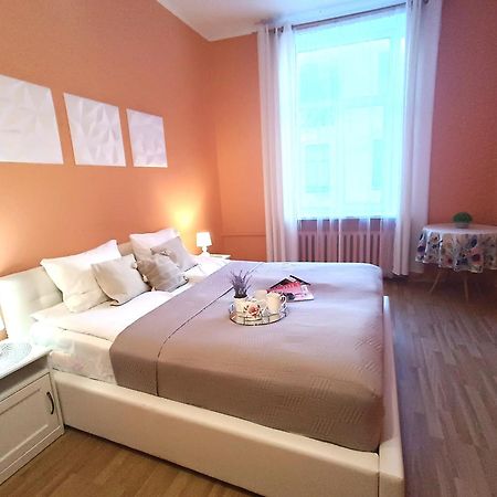 Spacious Old Town Family Peachy 2 Bedrooms Apartment, Nearby The Riga Presidential Castle المظهر الخارجي الصورة