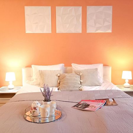 Spacious Old Town Family Peachy 2 Bedrooms Apartment, Nearby The Riga Presidential Castle المظهر الخارجي الصورة