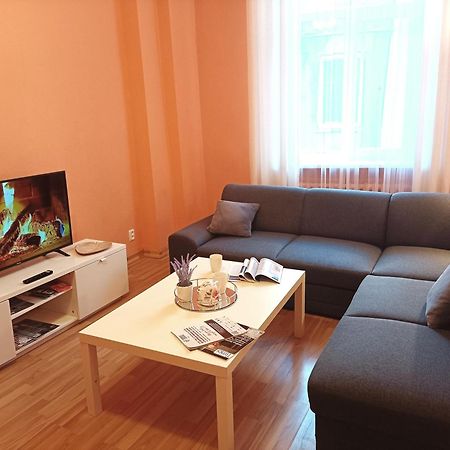 Spacious Old Town Family Peachy 2 Bedrooms Apartment, Nearby The Riga Presidential Castle المظهر الخارجي الصورة