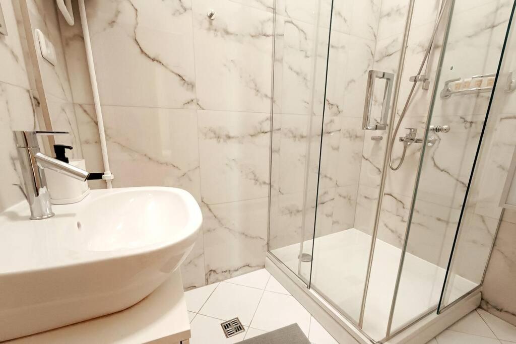 Spacious Old Town Family Peachy 2 Bedrooms Apartment, Nearby The Riga Presidential Castle المظهر الخارجي الصورة