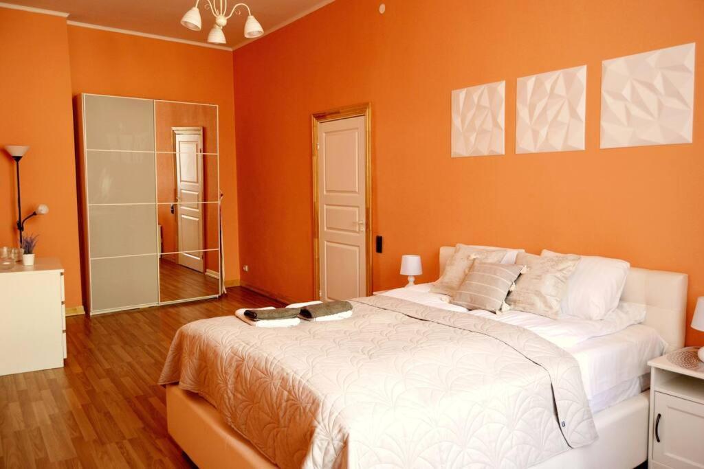Spacious Old Town Family Peachy 2 Bedrooms Apartment, Nearby The Riga Presidential Castle المظهر الخارجي الصورة