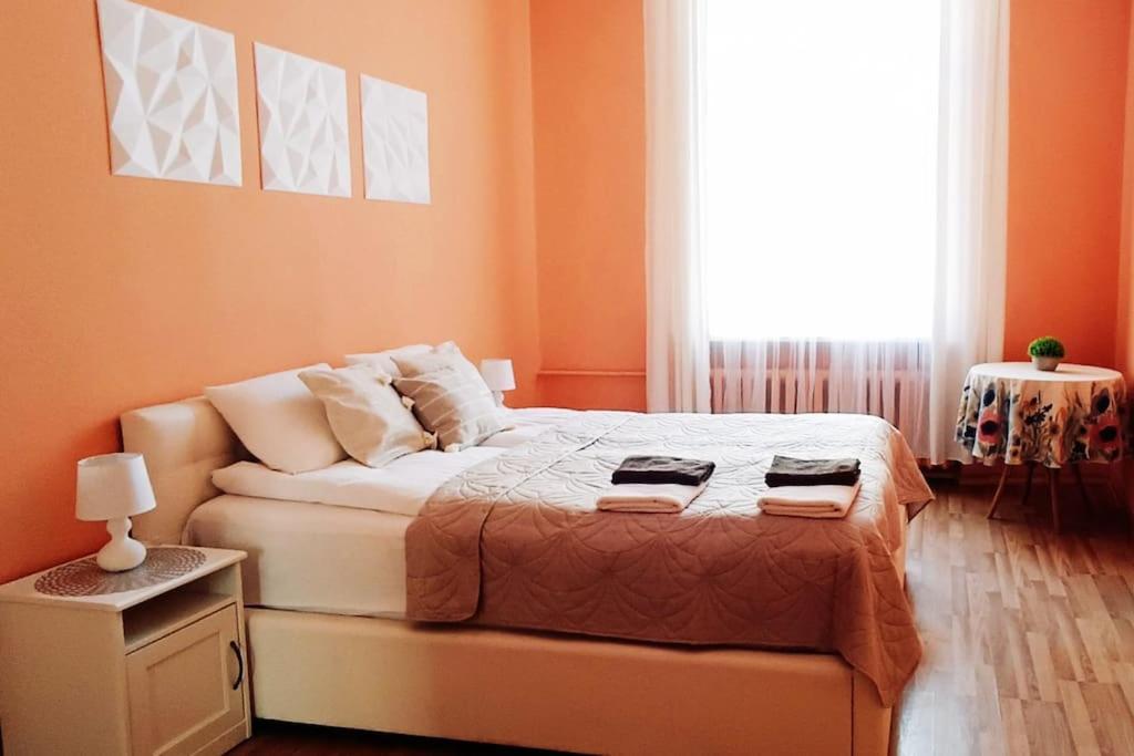 Spacious Old Town Family Peachy 2 Bedrooms Apartment, Nearby The Riga Presidential Castle المظهر الخارجي الصورة
