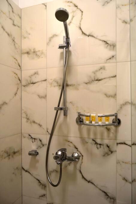 Spacious Old Town Family Peachy 2 Bedrooms Apartment, Nearby The Riga Presidential Castle المظهر الخارجي الصورة