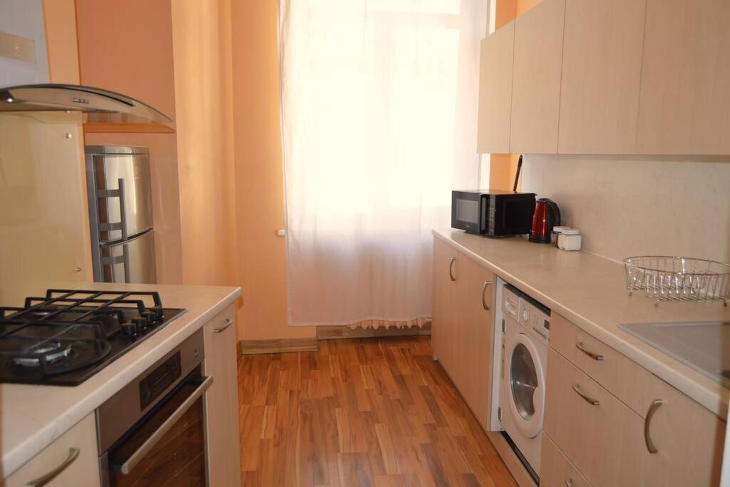 Spacious Old Town Family Peachy 2 Bedrooms Apartment, Nearby The Riga Presidential Castle المظهر الخارجي الصورة