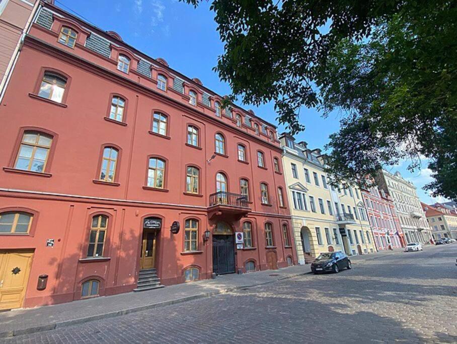 Spacious Old Town Family Peachy 2 Bedrooms Apartment, Nearby The Riga Presidential Castle المظهر الخارجي الصورة