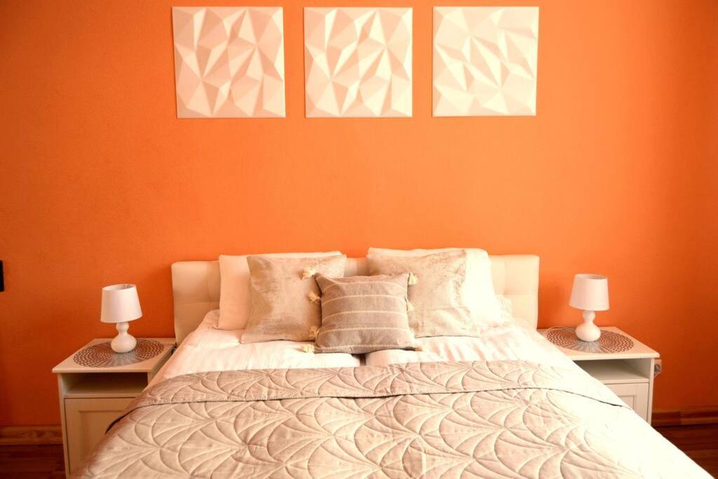 Spacious Old Town Family Peachy 2 Bedrooms Apartment, Nearby The Riga Presidential Castle المظهر الخارجي الصورة