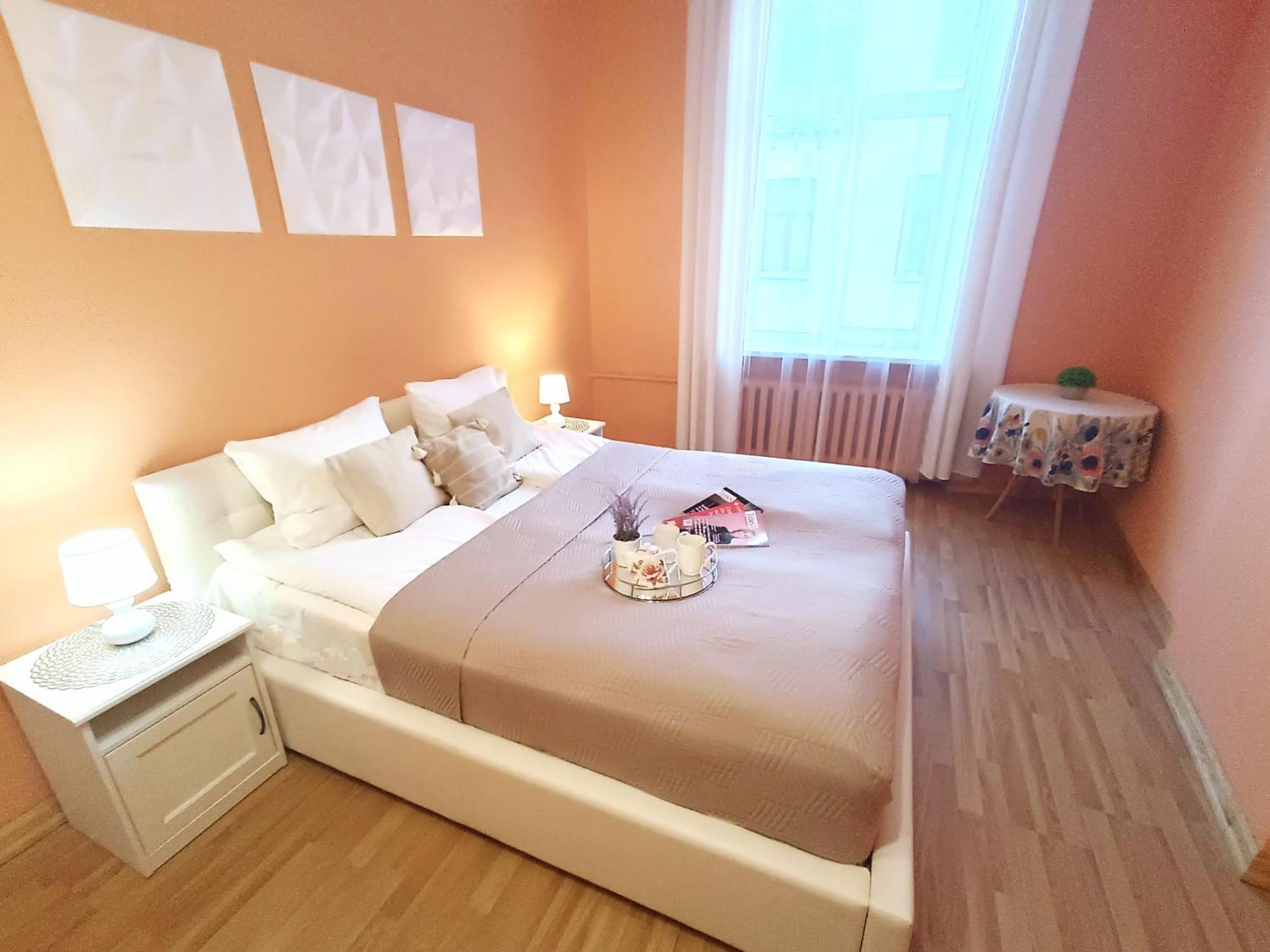 Spacious Old Town Family Peachy 2 Bedrooms Apartment, Nearby The Riga Presidential Castle المظهر الخارجي الصورة