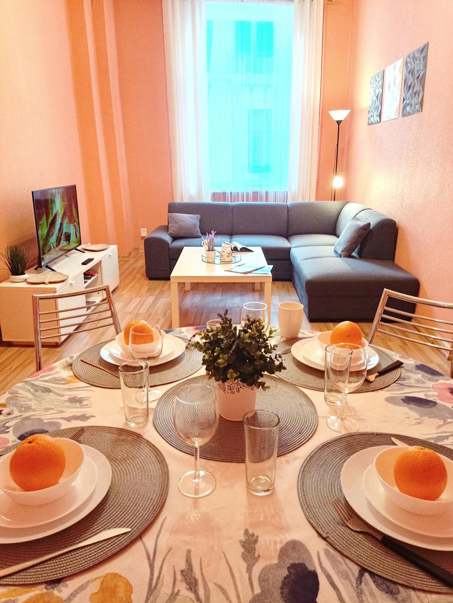 Spacious Old Town Family Peachy 2 Bedrooms Apartment, Nearby The Riga Presidential Castle المظهر الخارجي الصورة